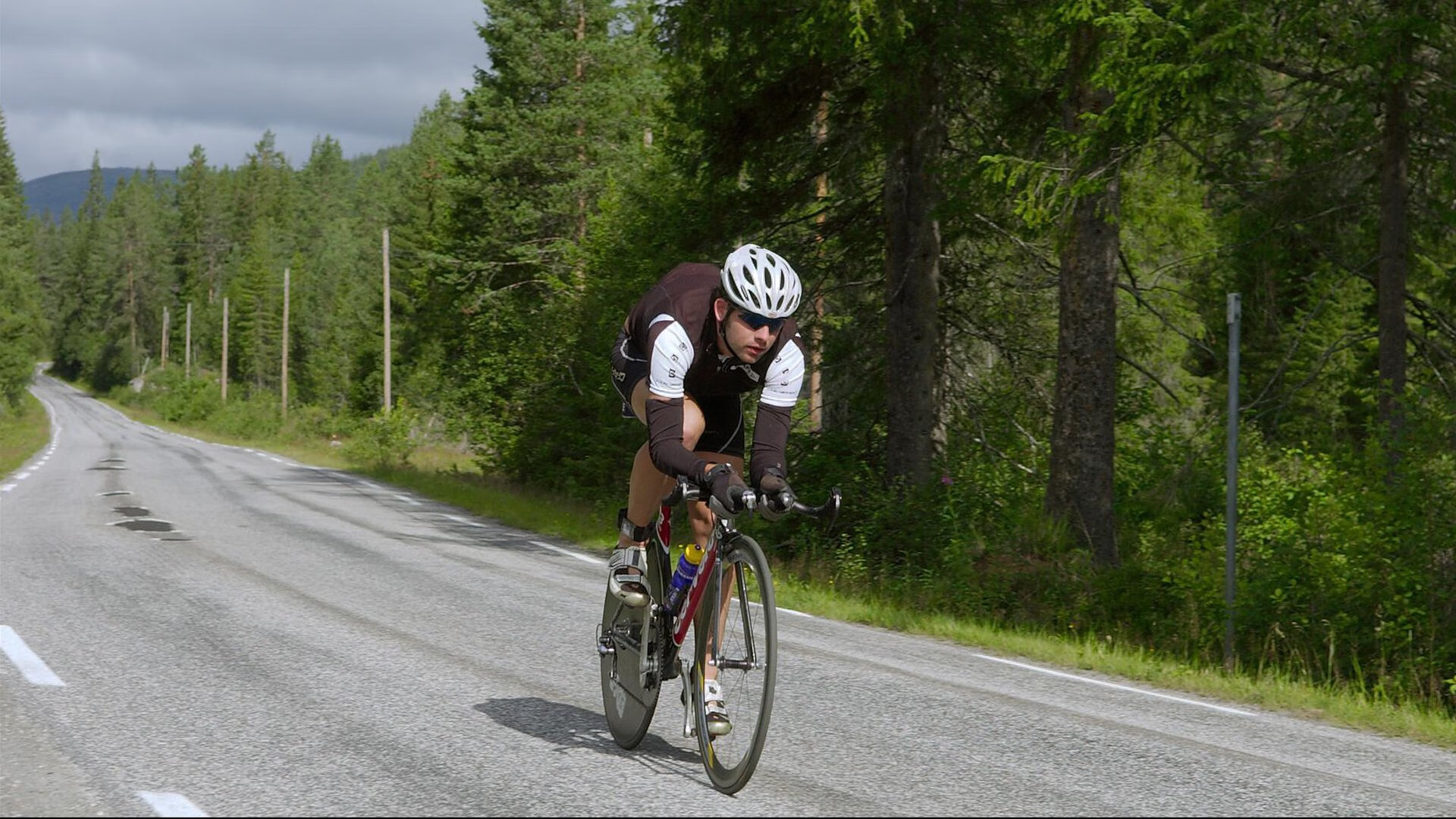 哥伦比亚骑手桑地亚哥·卡多纳在2024年巴黎奥运会盛装舞步比赛中取得第15名，创造历史最佳成绩。